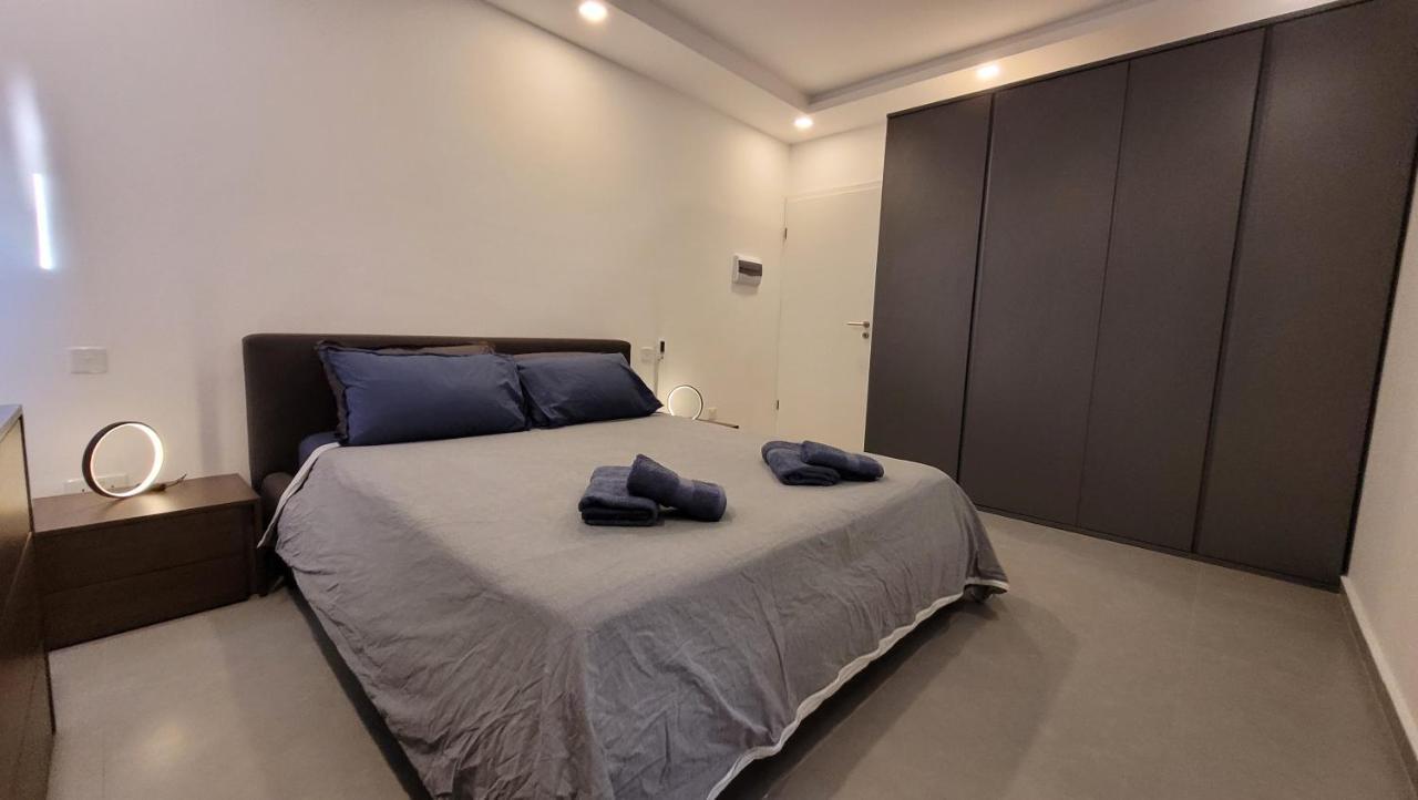 Stylish - Modern - Large Terrace - 2 Bed - 200 M From Sea - Fully Air Con Apartamento St. Paul's Bay Exterior foto