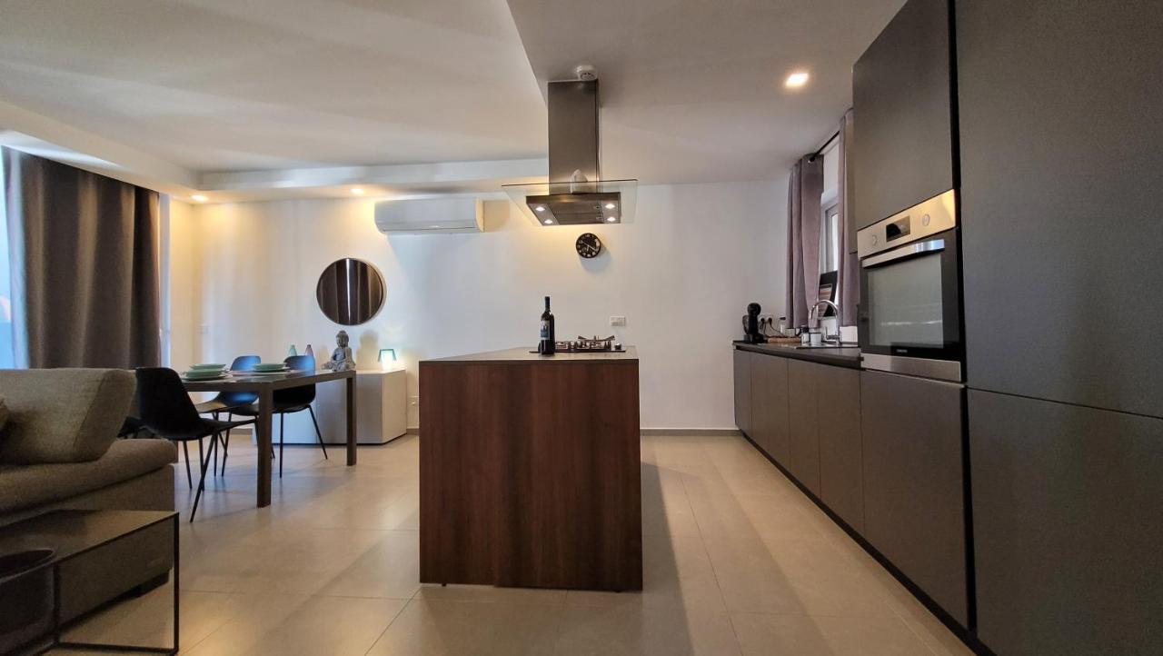 Stylish - Modern - Large Terrace - 2 Bed - 200 M From Sea - Fully Air Con Apartamento St. Paul's Bay Exterior foto