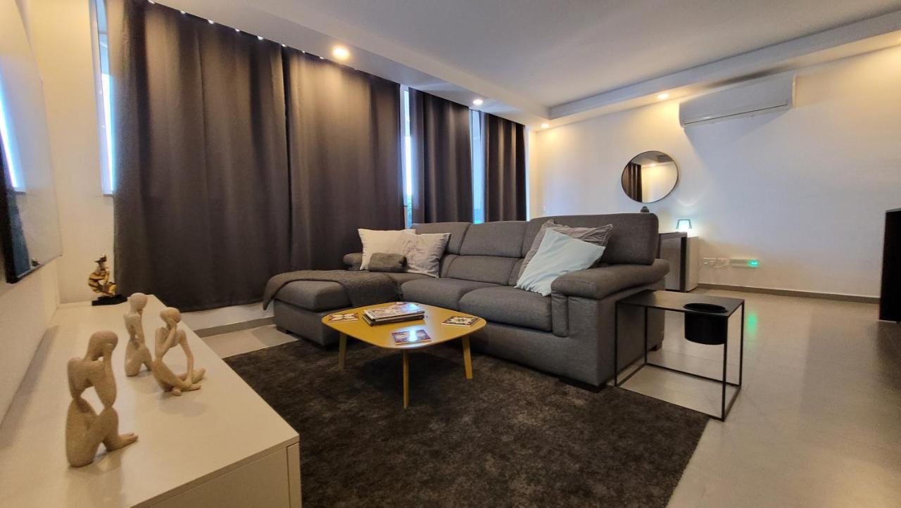 Stylish - Modern - Large Terrace - 2 Bed - 200 M From Sea - Fully Air Con Apartamento St. Paul's Bay Exterior foto