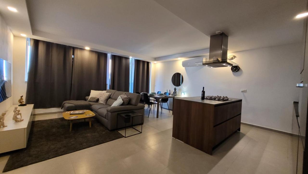 Stylish - Modern - Large Terrace - 2 Bed - 200 M From Sea - Fully Air Con Apartamento St. Paul's Bay Exterior foto