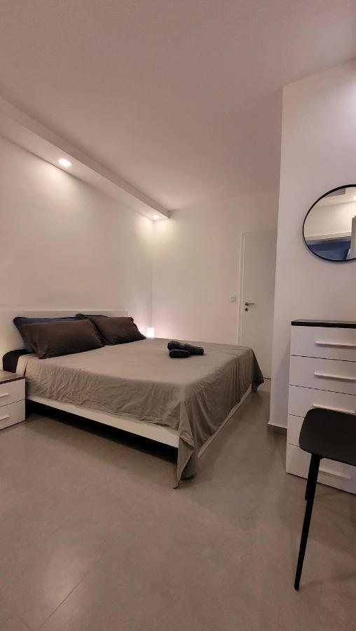 Stylish - Modern - Large Terrace - 2 Bed - 200 M From Sea - Fully Air Con Apartamento St. Paul's Bay Exterior foto
