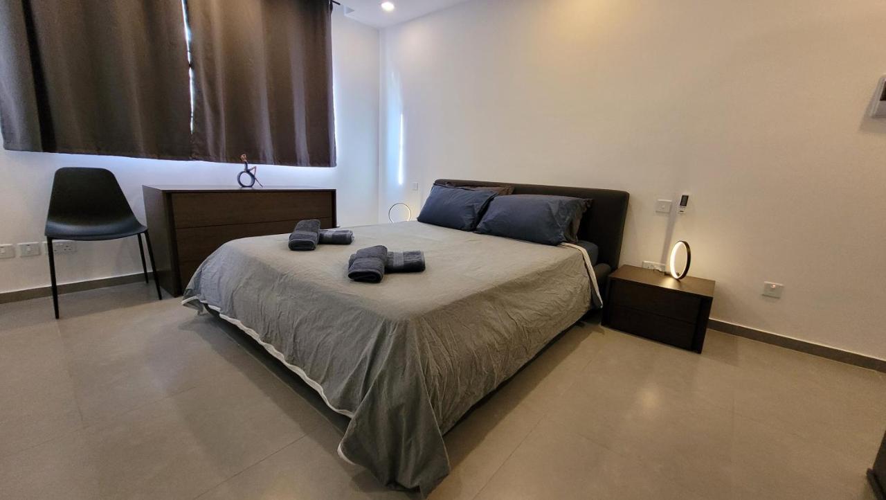 Stylish - Modern - Large Terrace - 2 Bed - 200 M From Sea - Fully Air Con Apartamento St. Paul's Bay Exterior foto