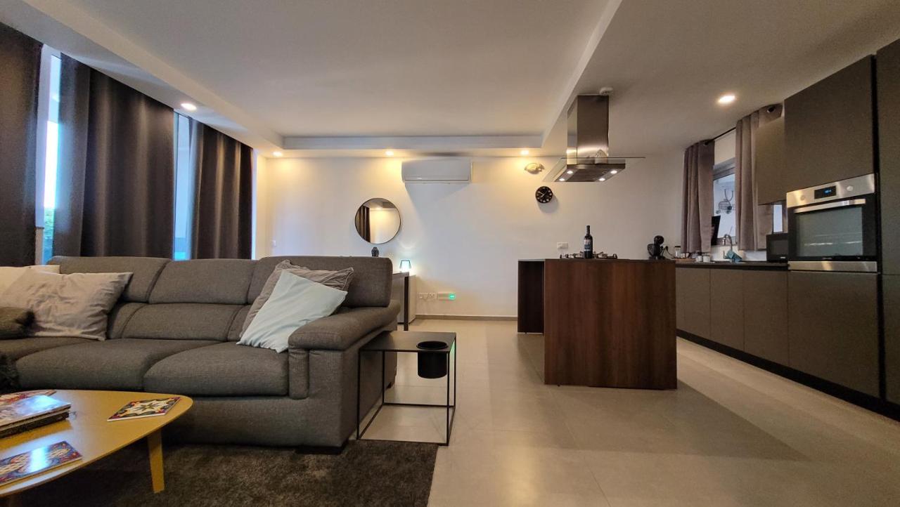 Stylish - Modern - Large Terrace - 2 Bed - 200 M From Sea - Fully Air Con Apartamento St. Paul's Bay Exterior foto
